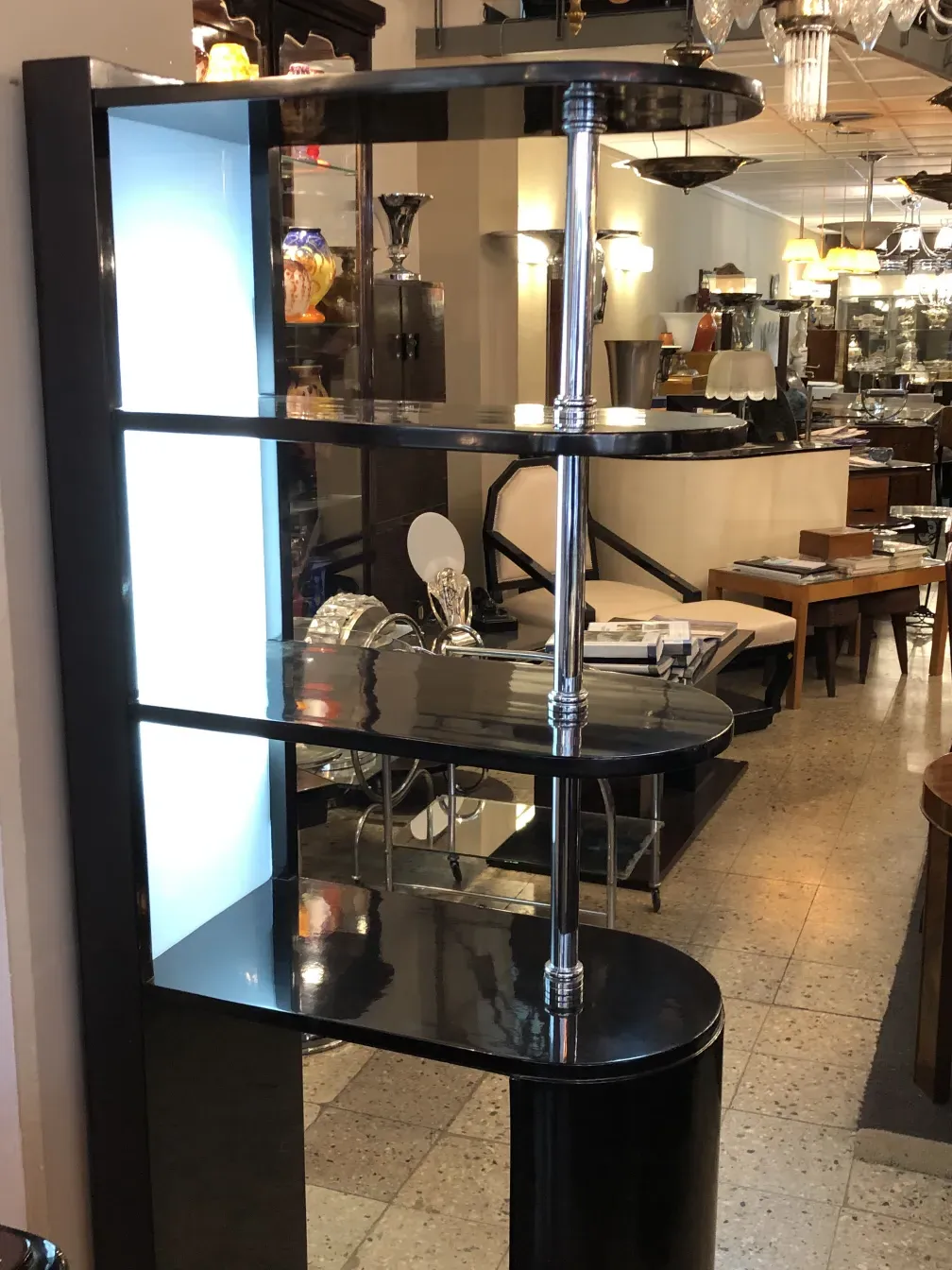 Meuble à cocktail ancien avec finitions miroir dans un cadre élégant.