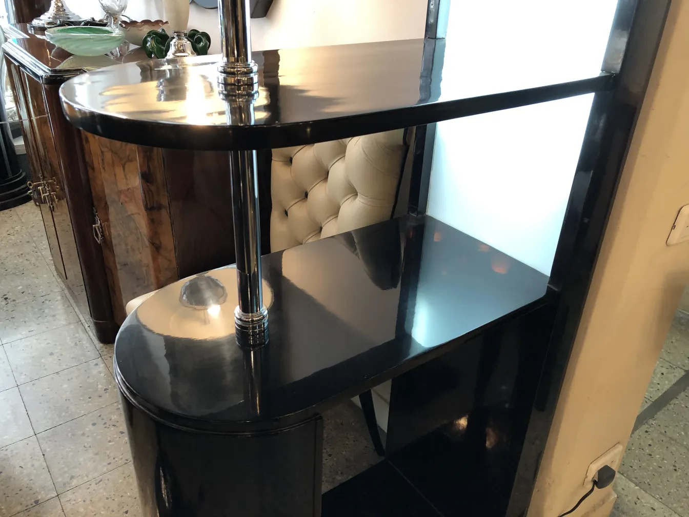 Antik Cocktailschrank mit Regalen, elegantes Ambiente