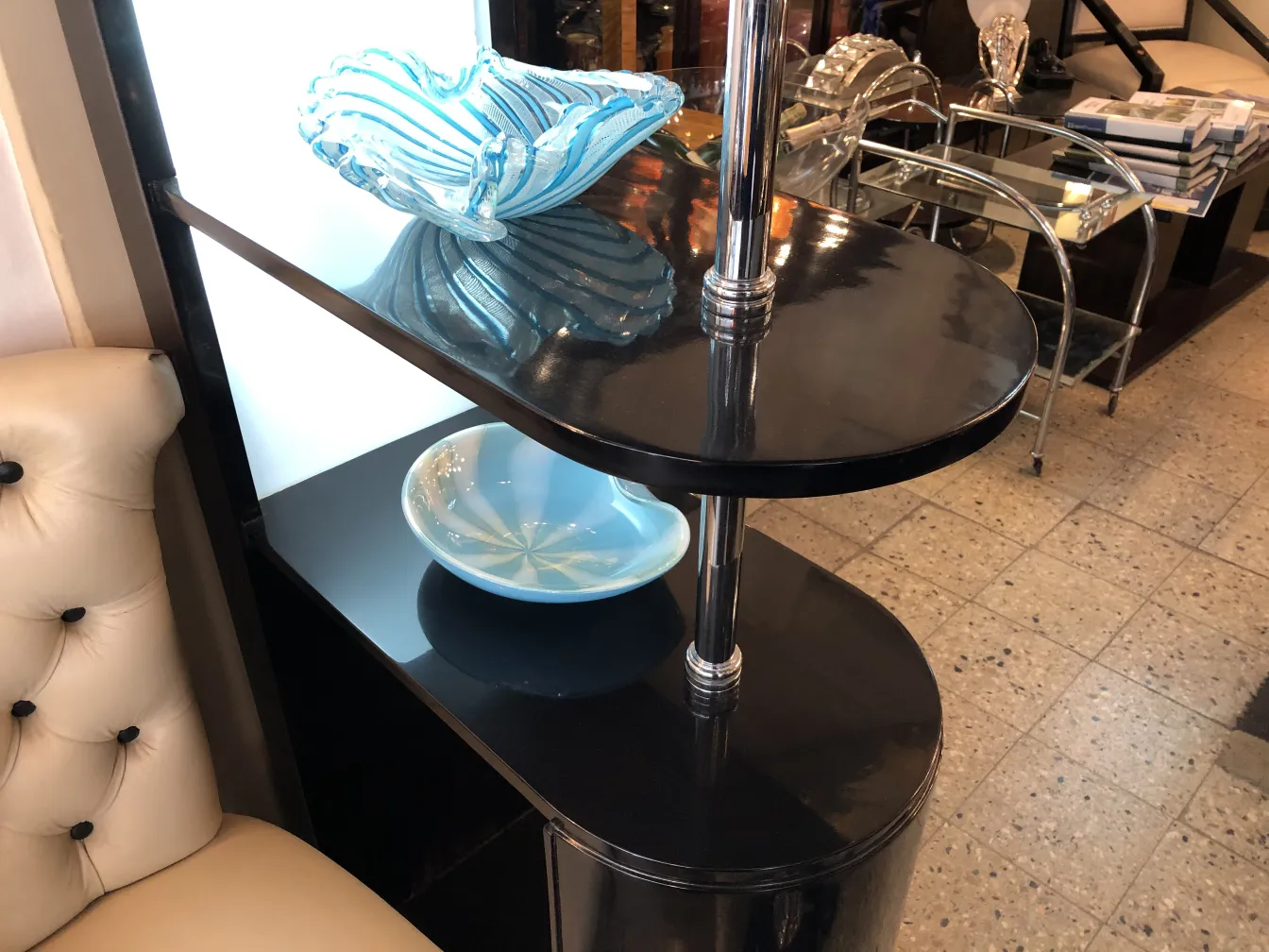 Mobile bar antico con ripiani e ciotole decorative