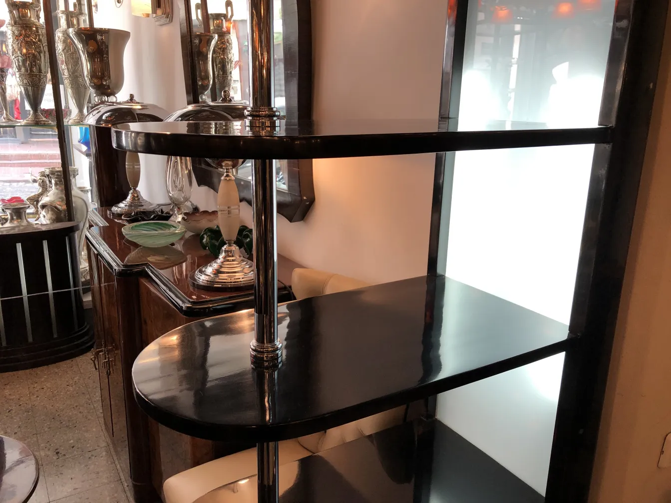 Antique bar with shelves and shiny details in an elegant environment.