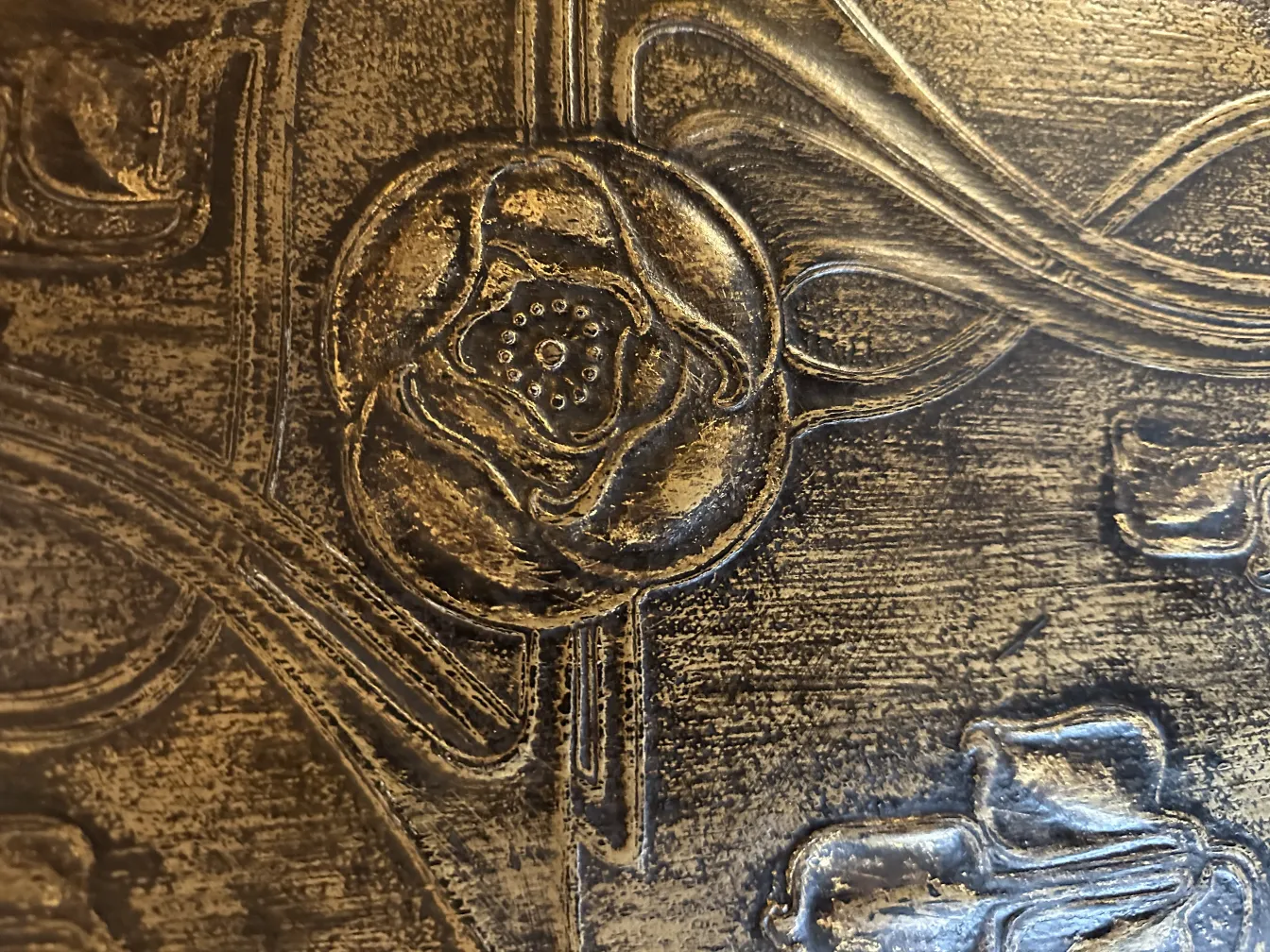 Meuble à cocktail ancien avec design floral en relief.