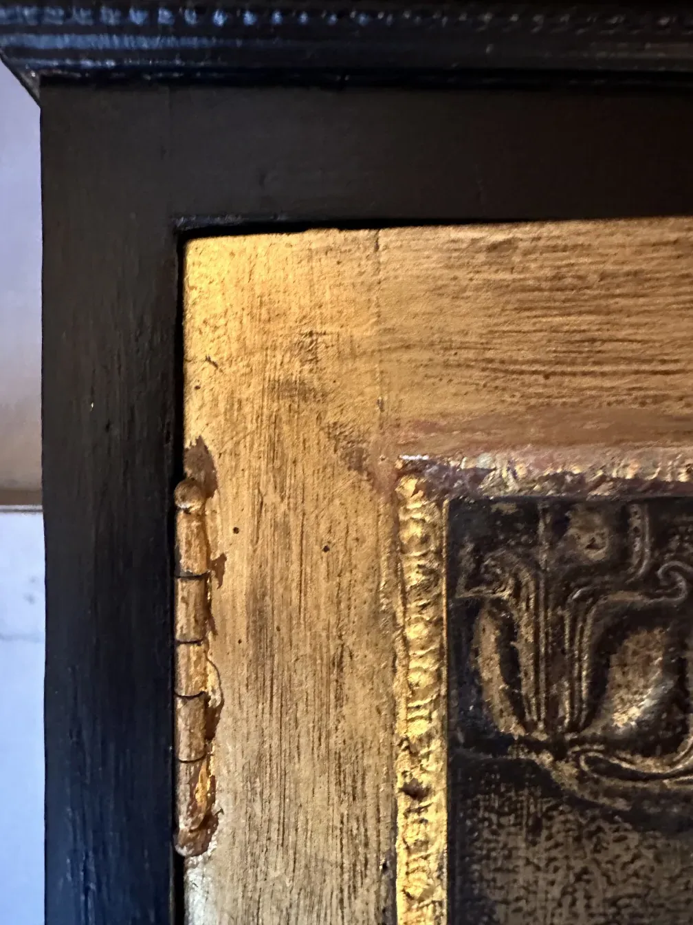 Mueble bar antiguo con detalles dorados, elegante diseño.