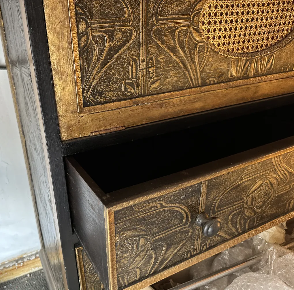 Bar antigo com design detalhado de rosas, em um ambiente elegante.