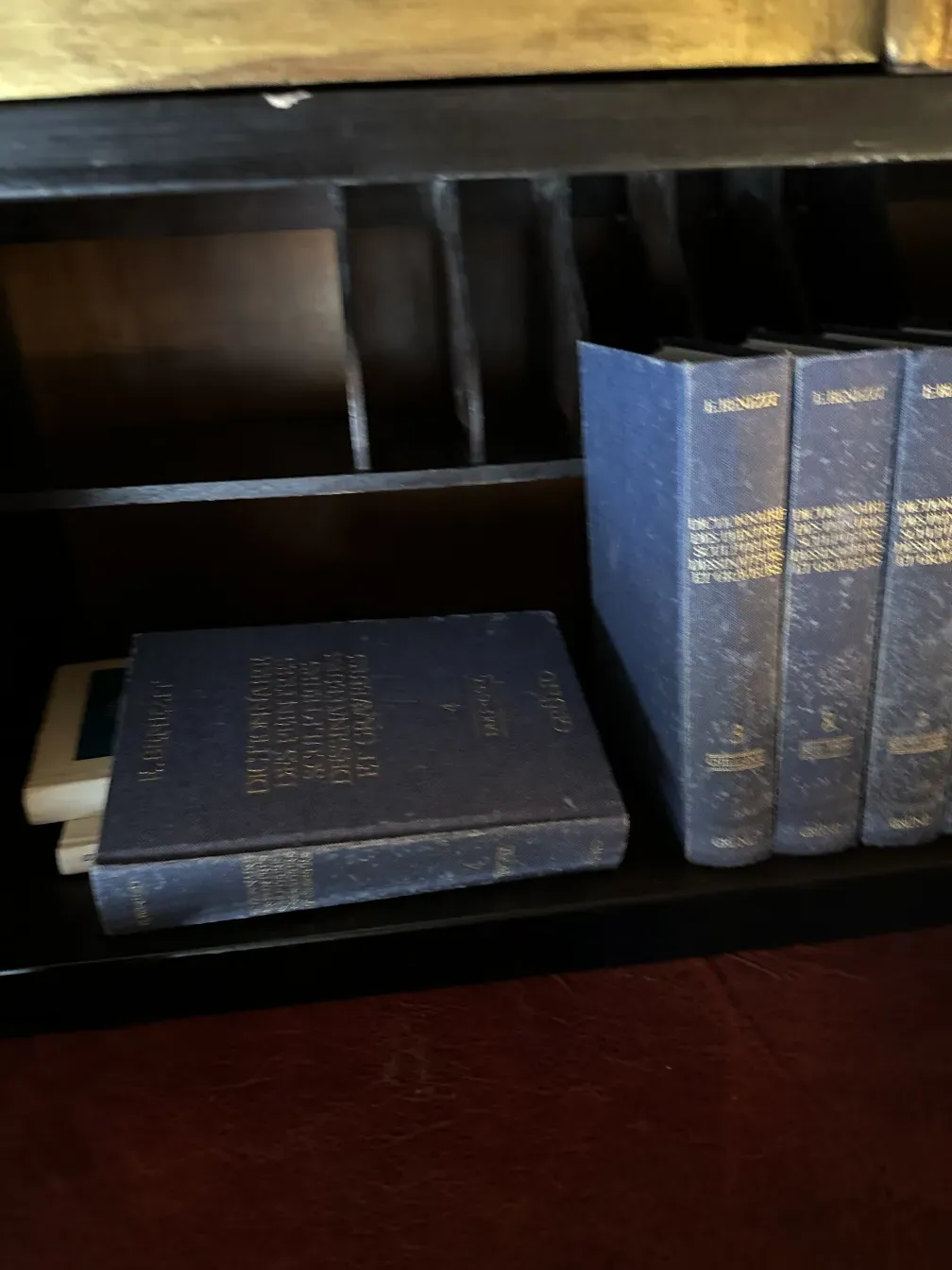 Bar antigo com prateleiras e livros no interior.