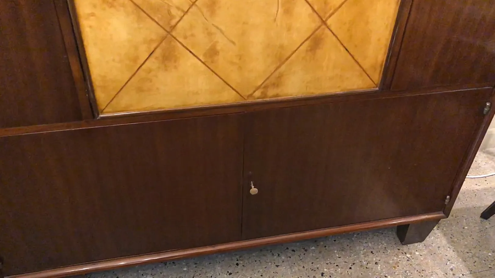 libreria antica in stile art déco, con porte e chiave