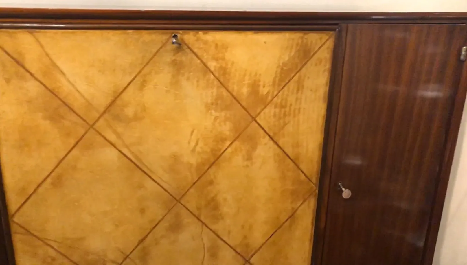 노란색 마감과 금색 문이 있는 고전 책장