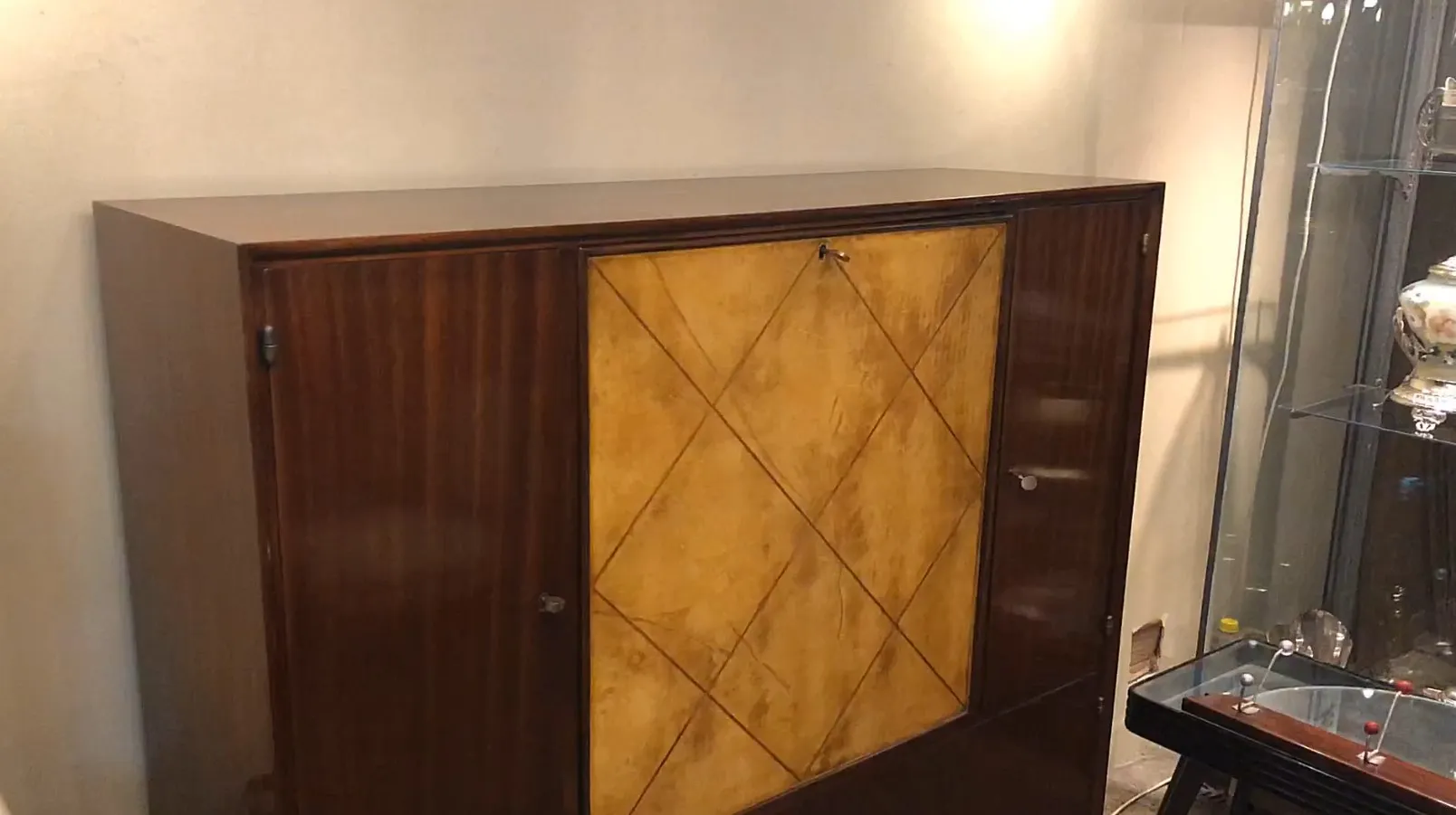 古董书架，带有黄色和棕色细节