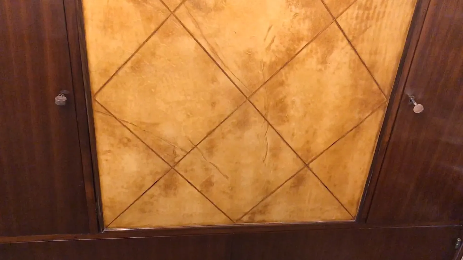 bibliothèque antique avec des détails décoratifs subtils