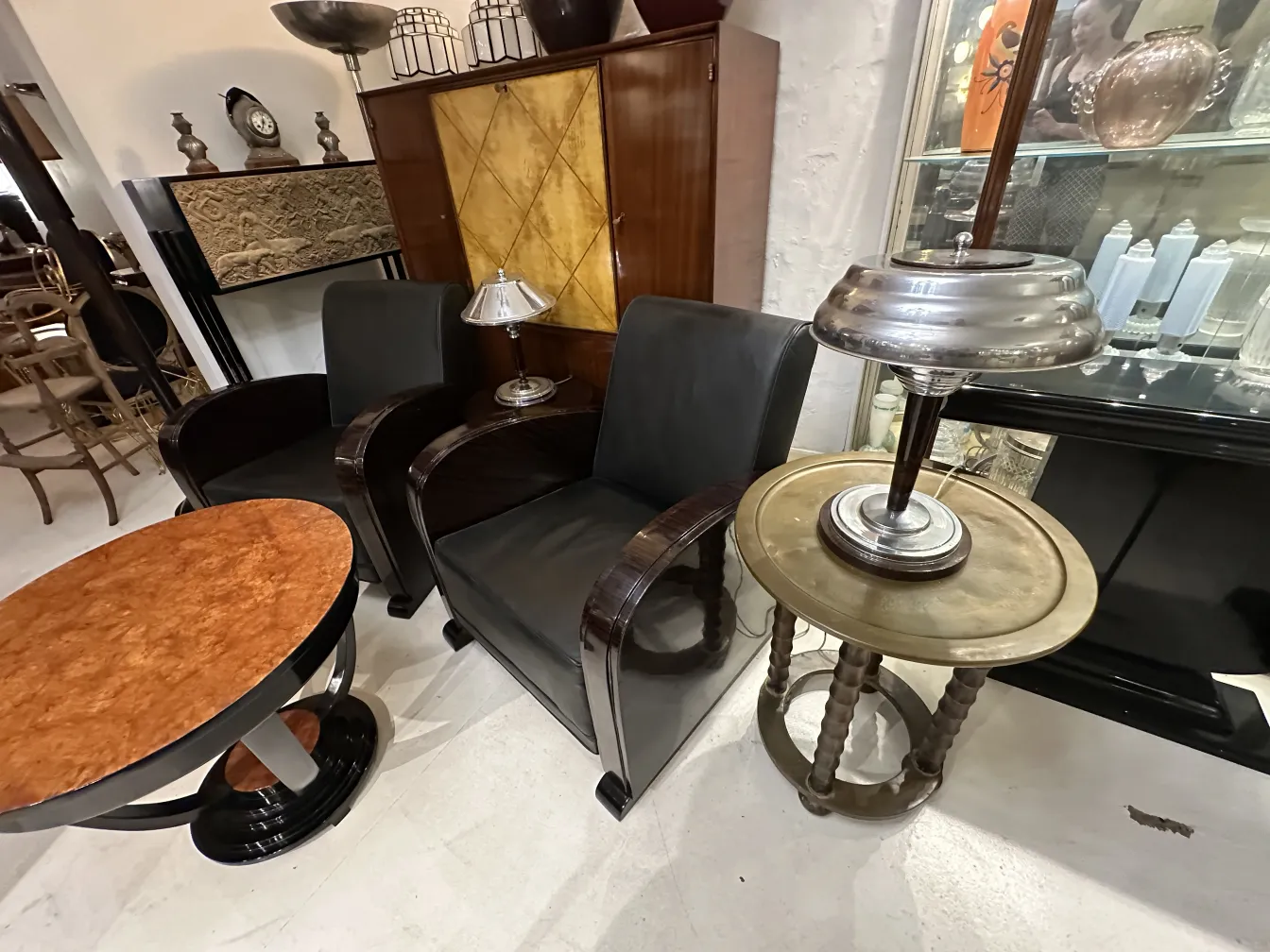 bibliothèque ancienne avec des détails art déco dans un cadre chaleureux