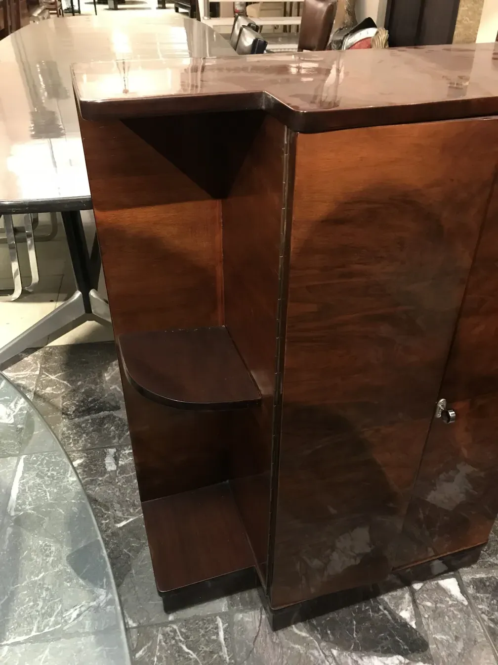 Biblioteca antigua de madera con detalles elegantes, en un ambiente acogedor.