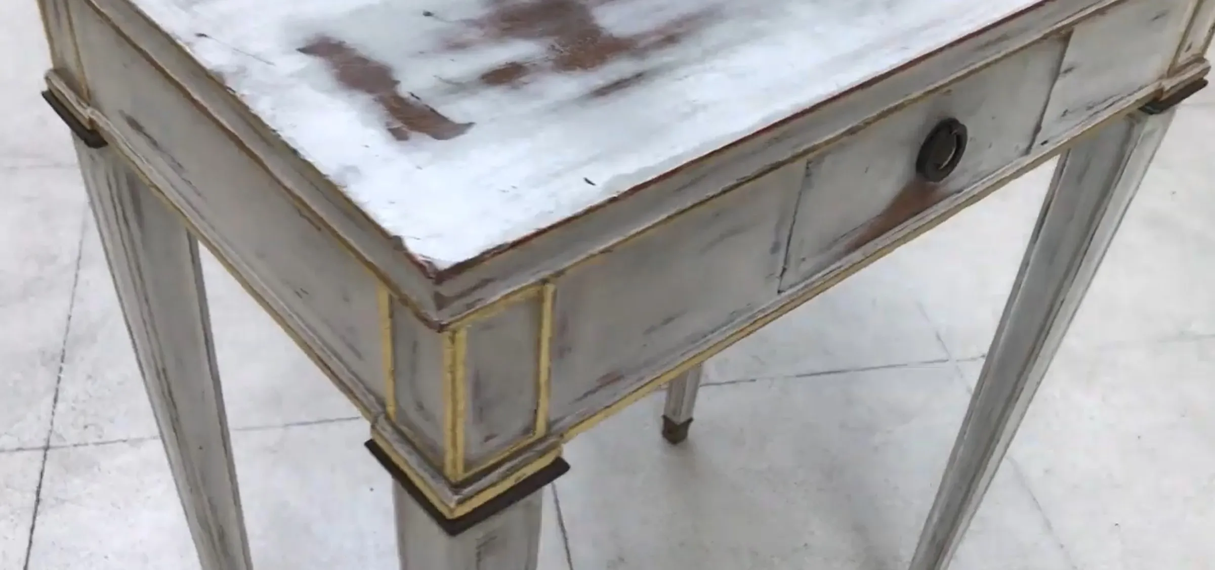 Bureau antique blanc avec des détails dorés, élégant et raffiné.