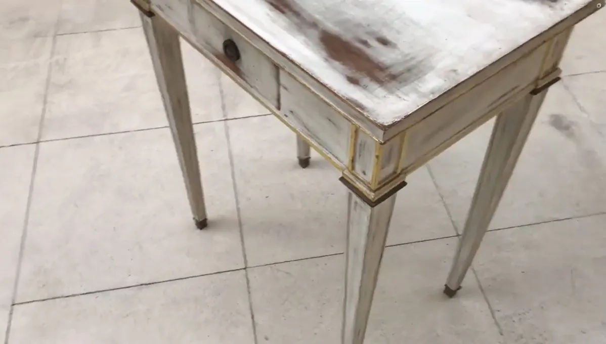 антикварный белый рабочий стол с декоративным узором.