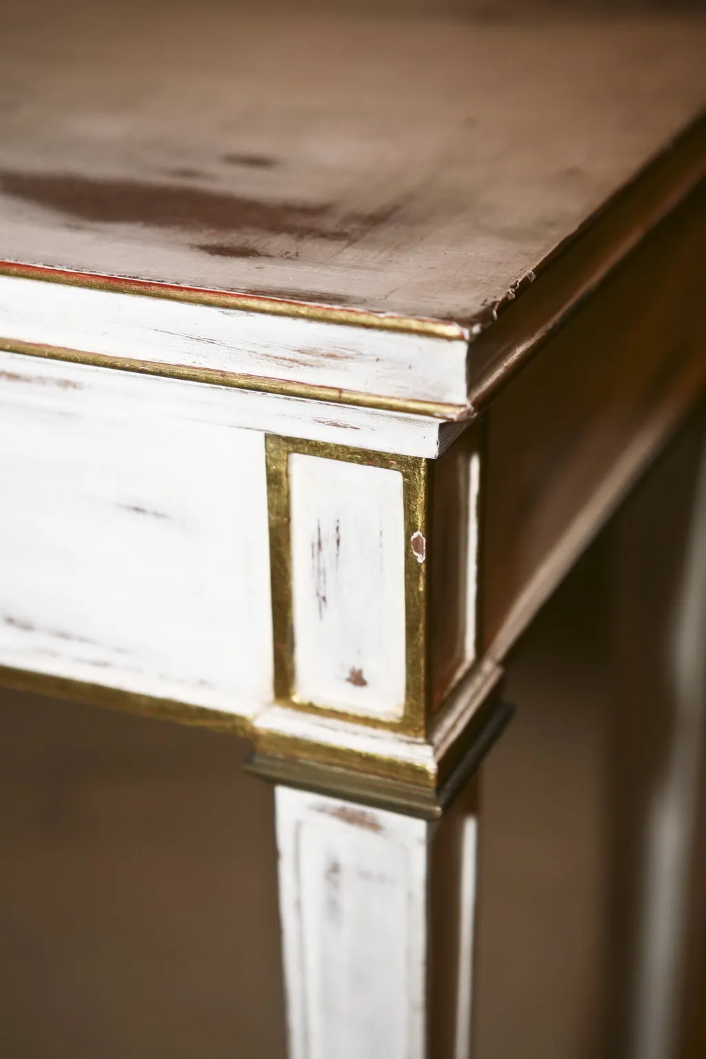 escritorio antigo com acabamento desgastado em branco e detalhes dourados