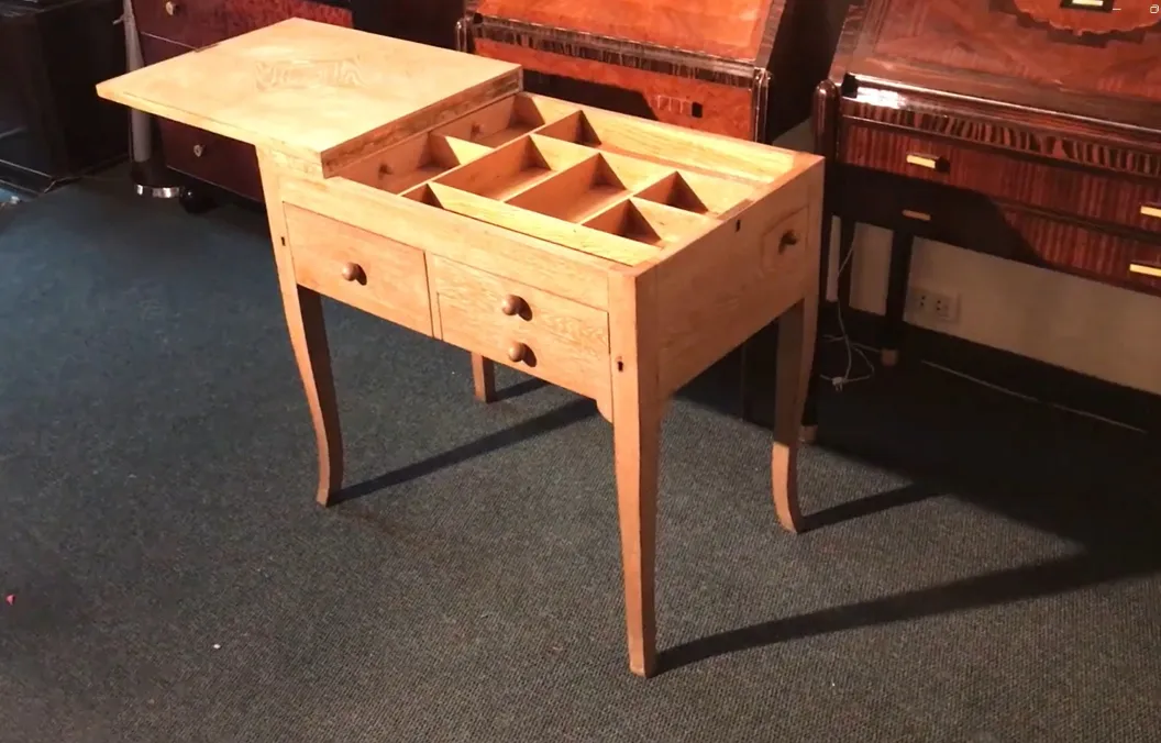 Antiker Holztisch mit zwei Schubladen und Fächern