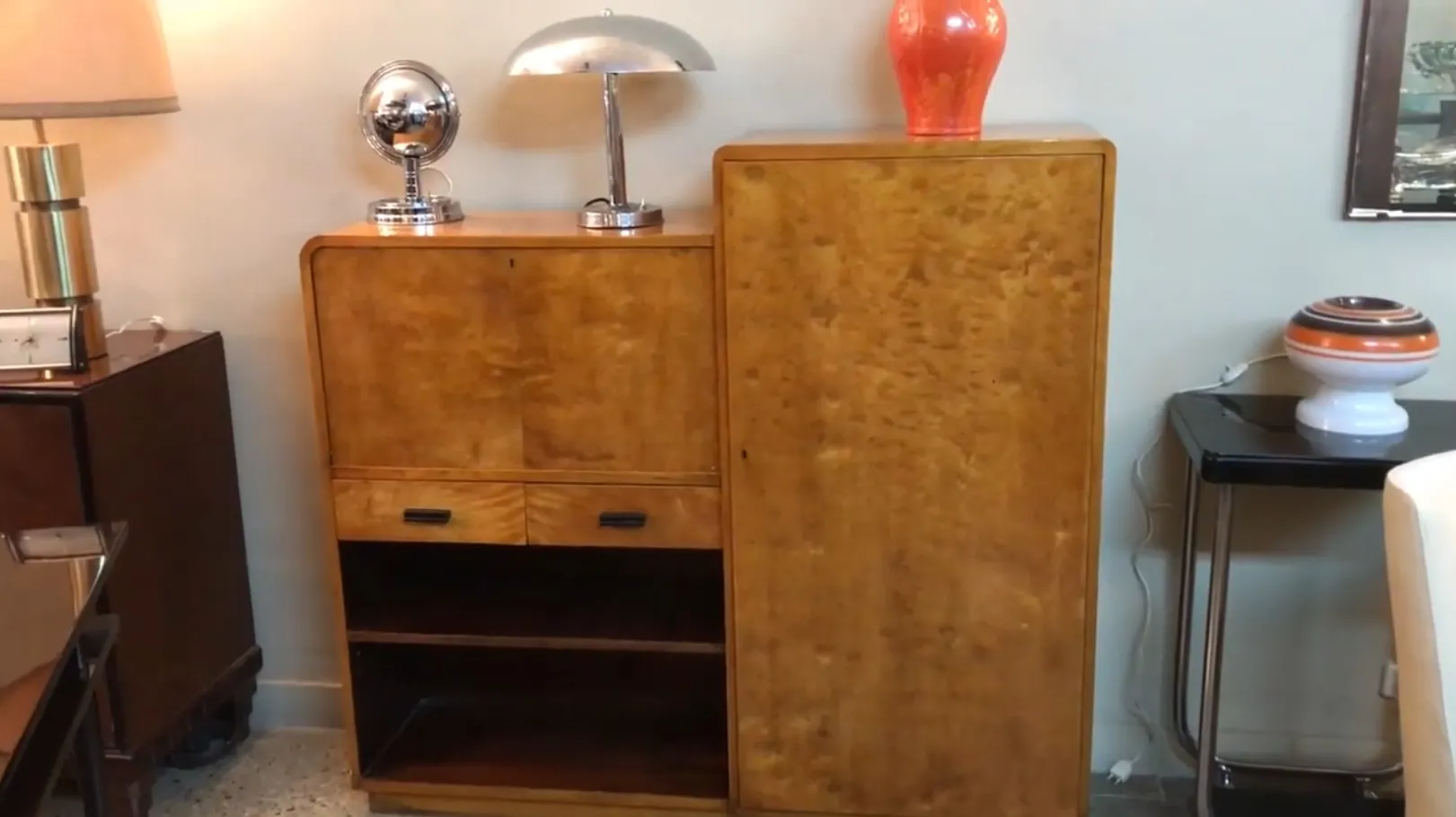 Scrivania antica in legno con scomparti, in un ambiente accogliente.