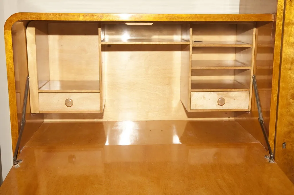 Antiker Holzschreibtisch mit Schubladen und Regalen.