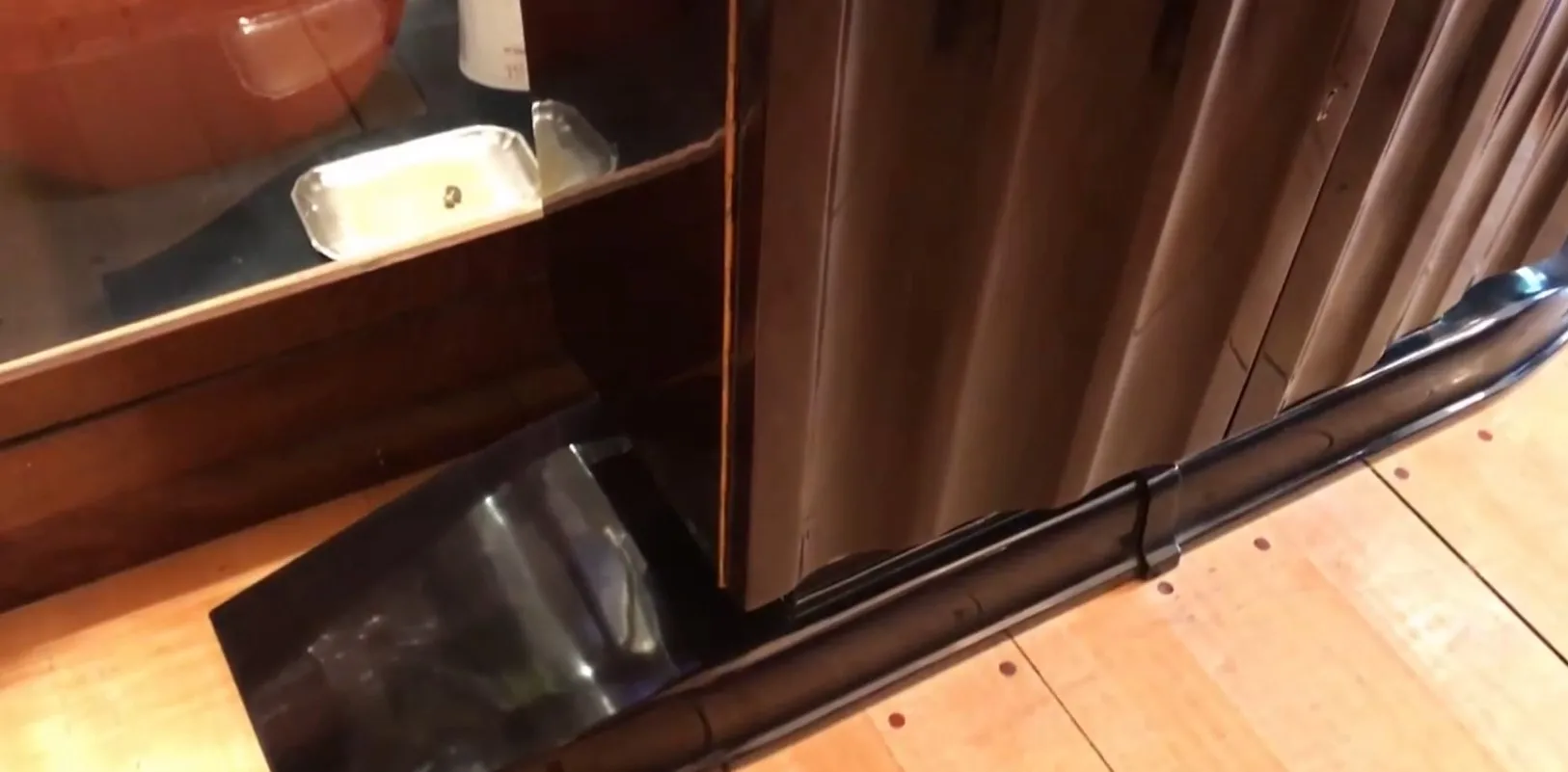 Dos consolas antiguas elegantes en un entorno acogedor