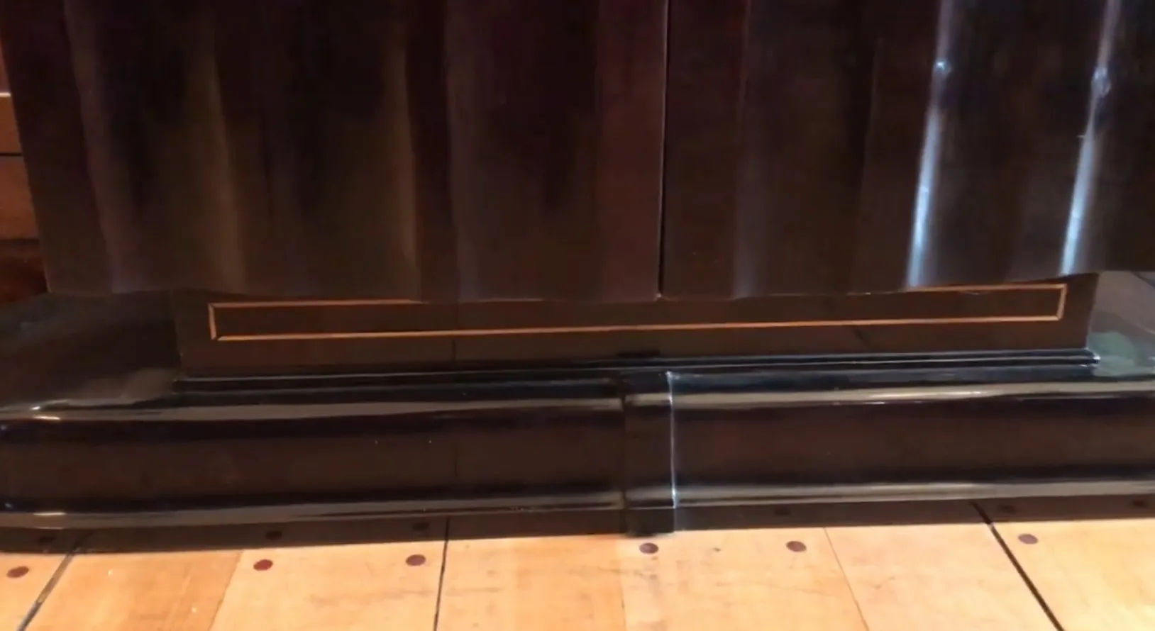 dos consolas antiguas en un ambiente elegante