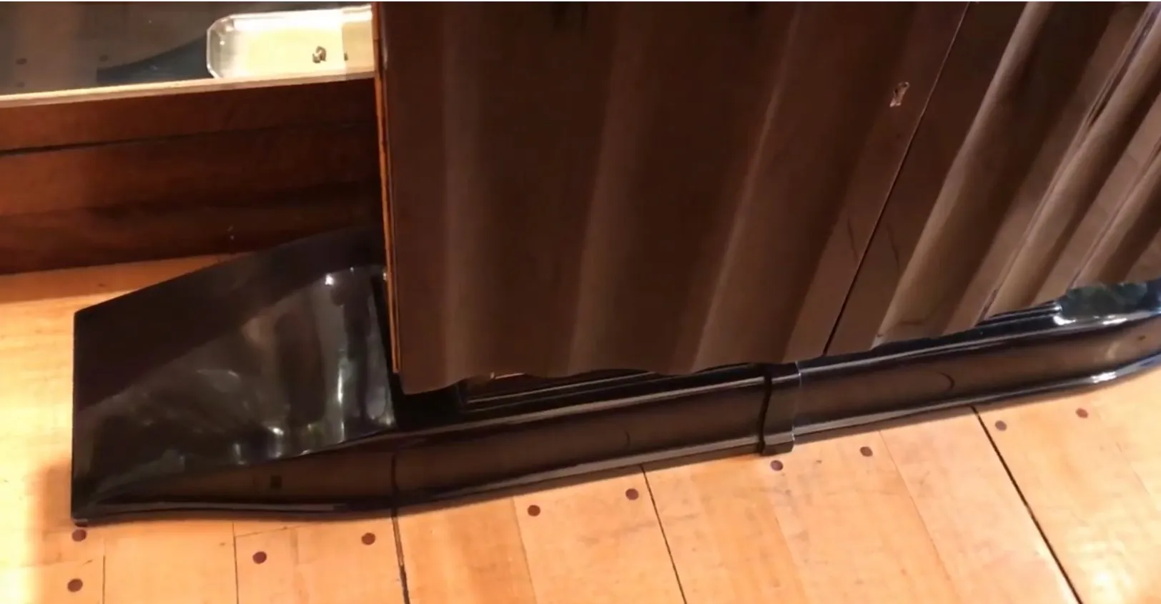 Vista di 2 mobili dresuars antichi con dettagli decorativi