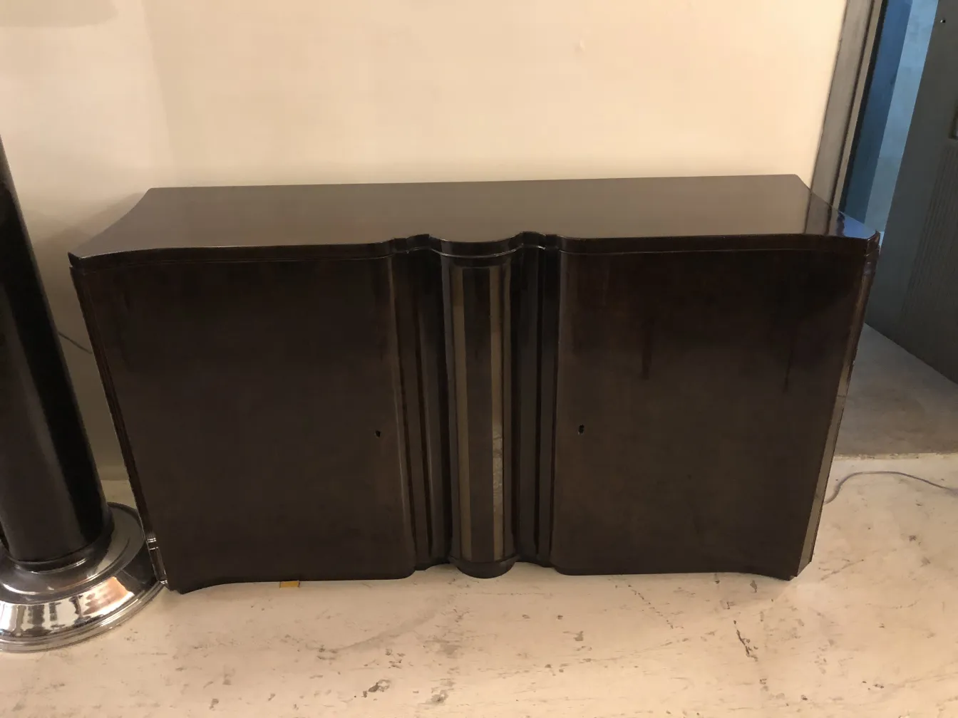 Vista frontal de dos consolas antiguas, elegantes y clásicas en un ambiente neutro.