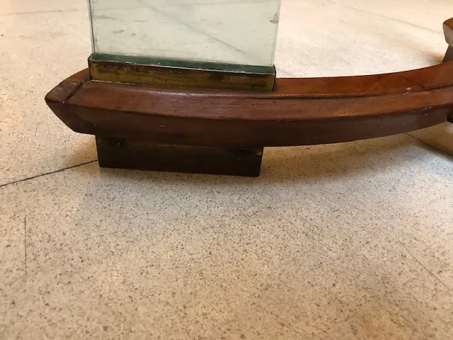 detalhes de uma mesa antiga Fontana Arte para 8 pessoas, parte da base visível