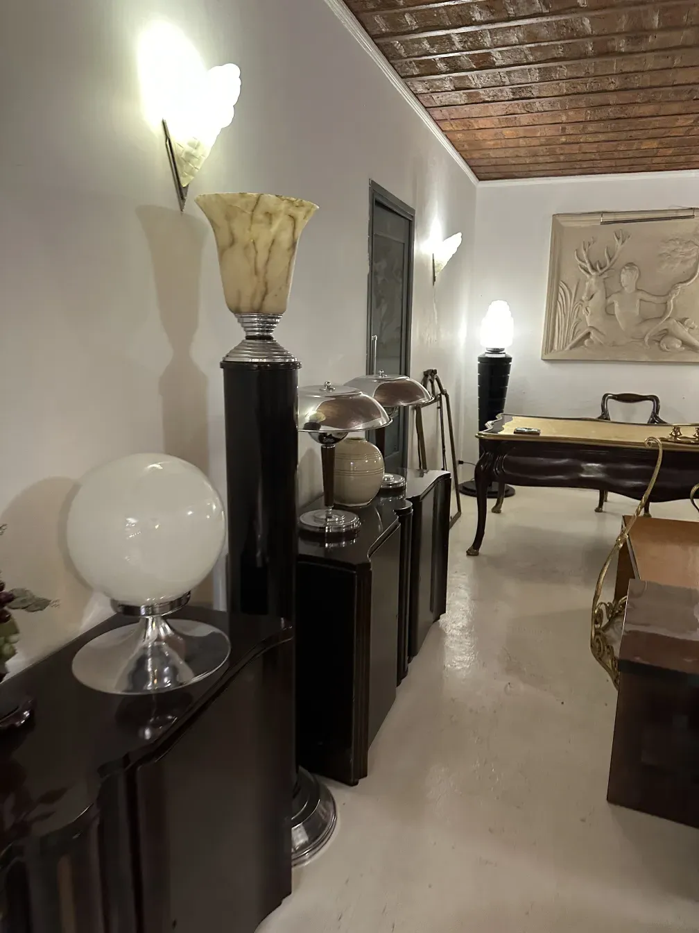 Dos consolas antiguas de diseño elegante en un ambiente atractivo