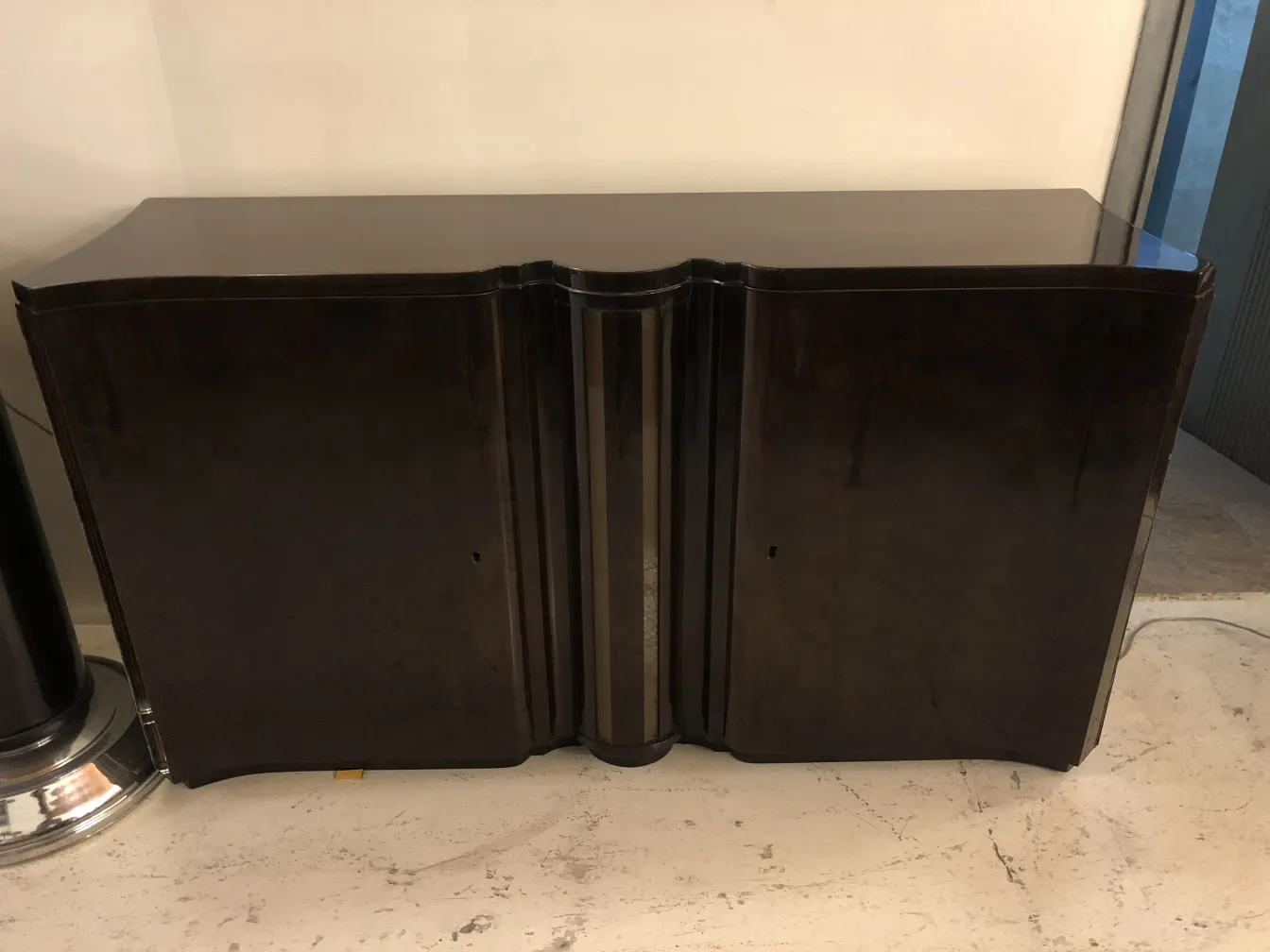 due mobili d'antiquariato con design elegante su sfondo chiaro