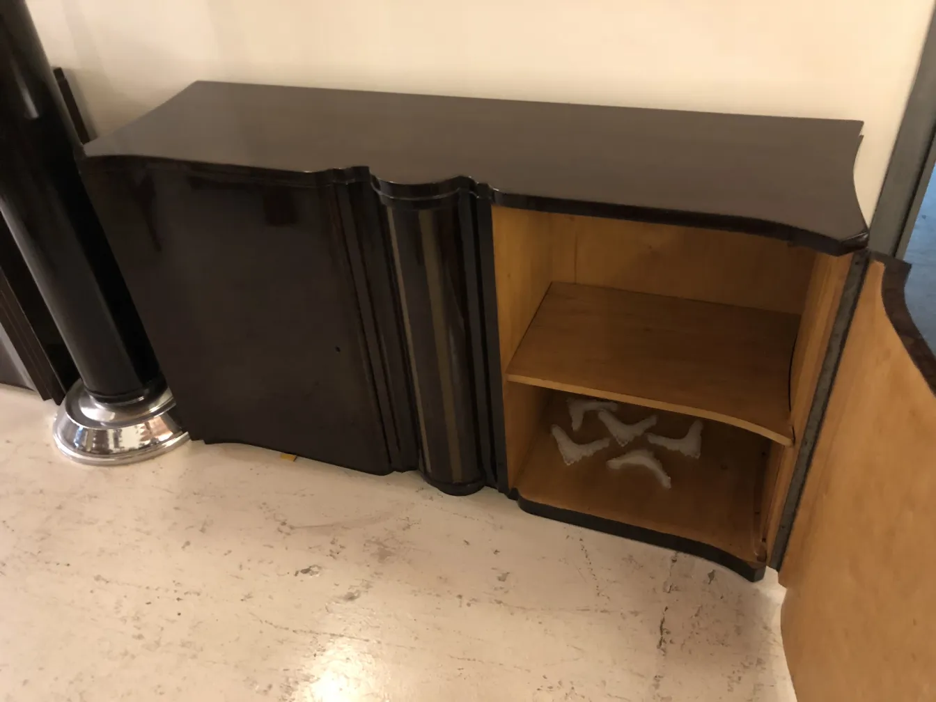 due antichi mobili dresuars decorativi con curve