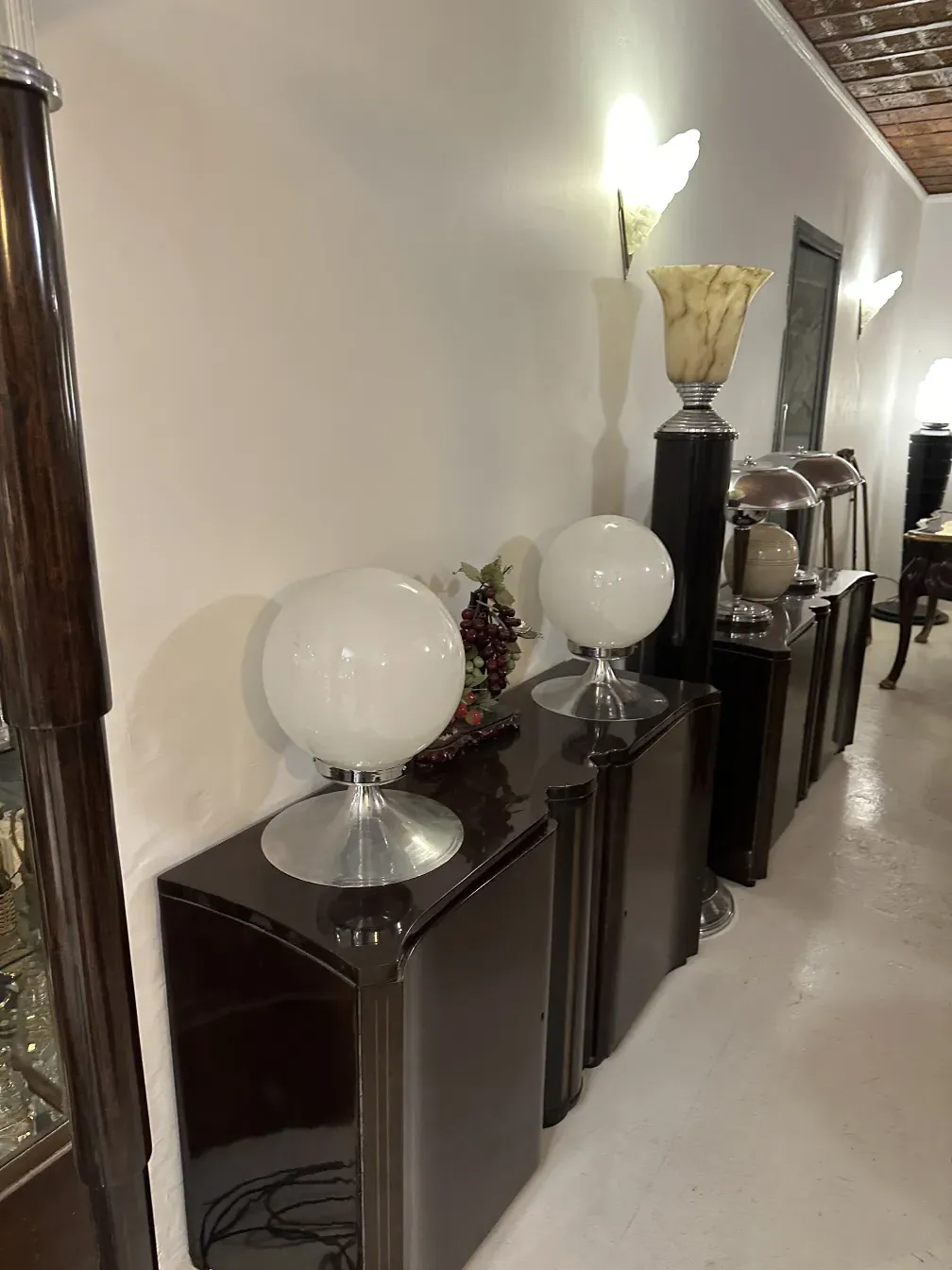 due mobili dresuars antichi con luci decorative in un ambiente elegante