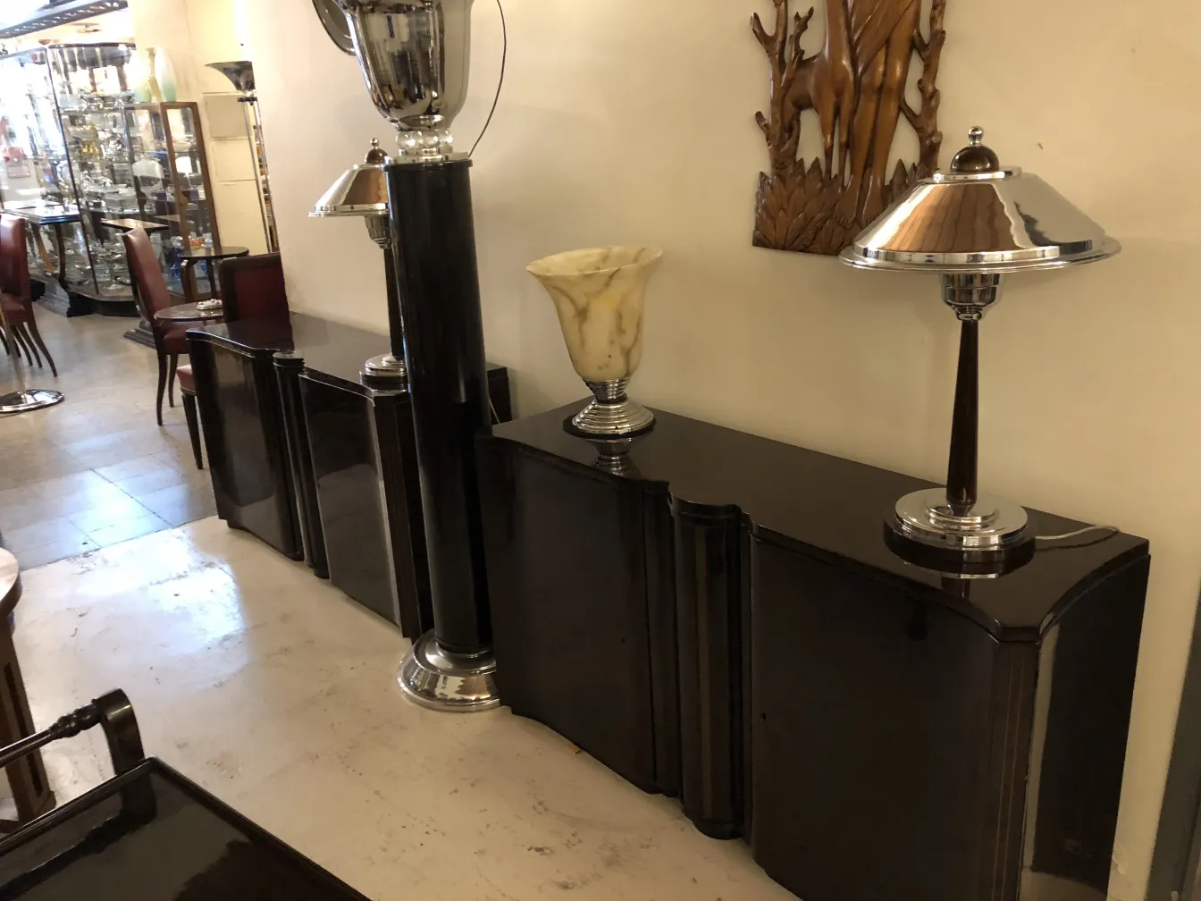 vista de duas consoles antigas com decoração elegante em um ambiente aconchegante