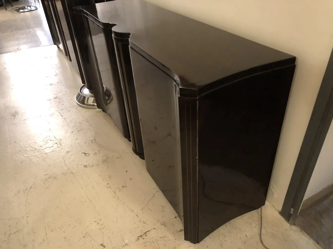 Eleganti mobili dresuars antichi in un ambiente accogliente