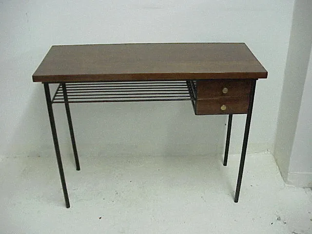 Consola antiga com dois gavetas e design simples