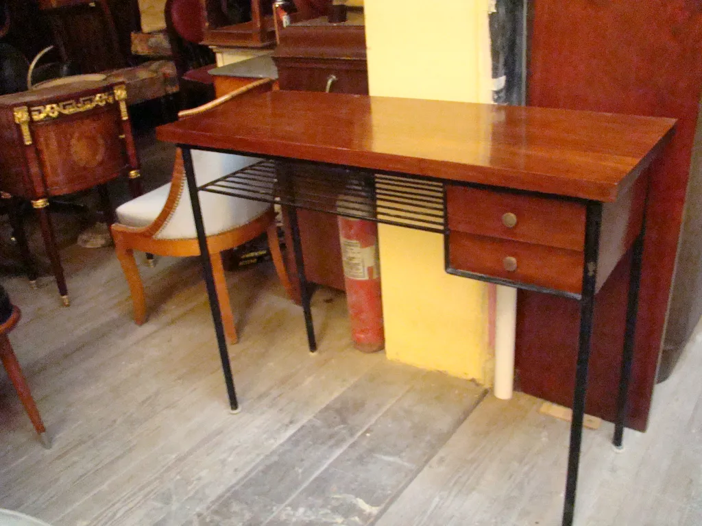 Consola antiga com detalhes frontais e gavetas