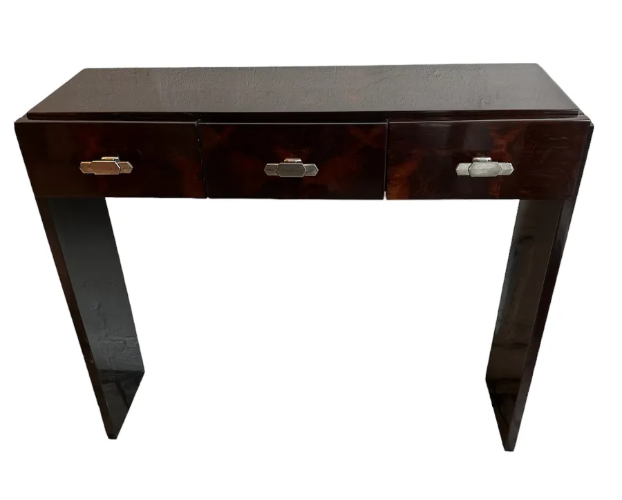 Duas consoles antigas com design elegante e duas gavetas