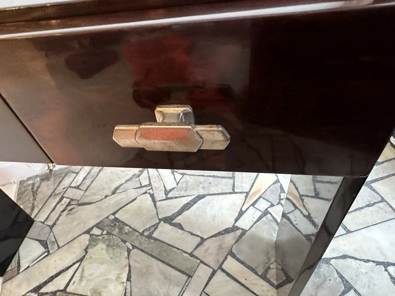 古老优雅控制台的特写，背景为石材