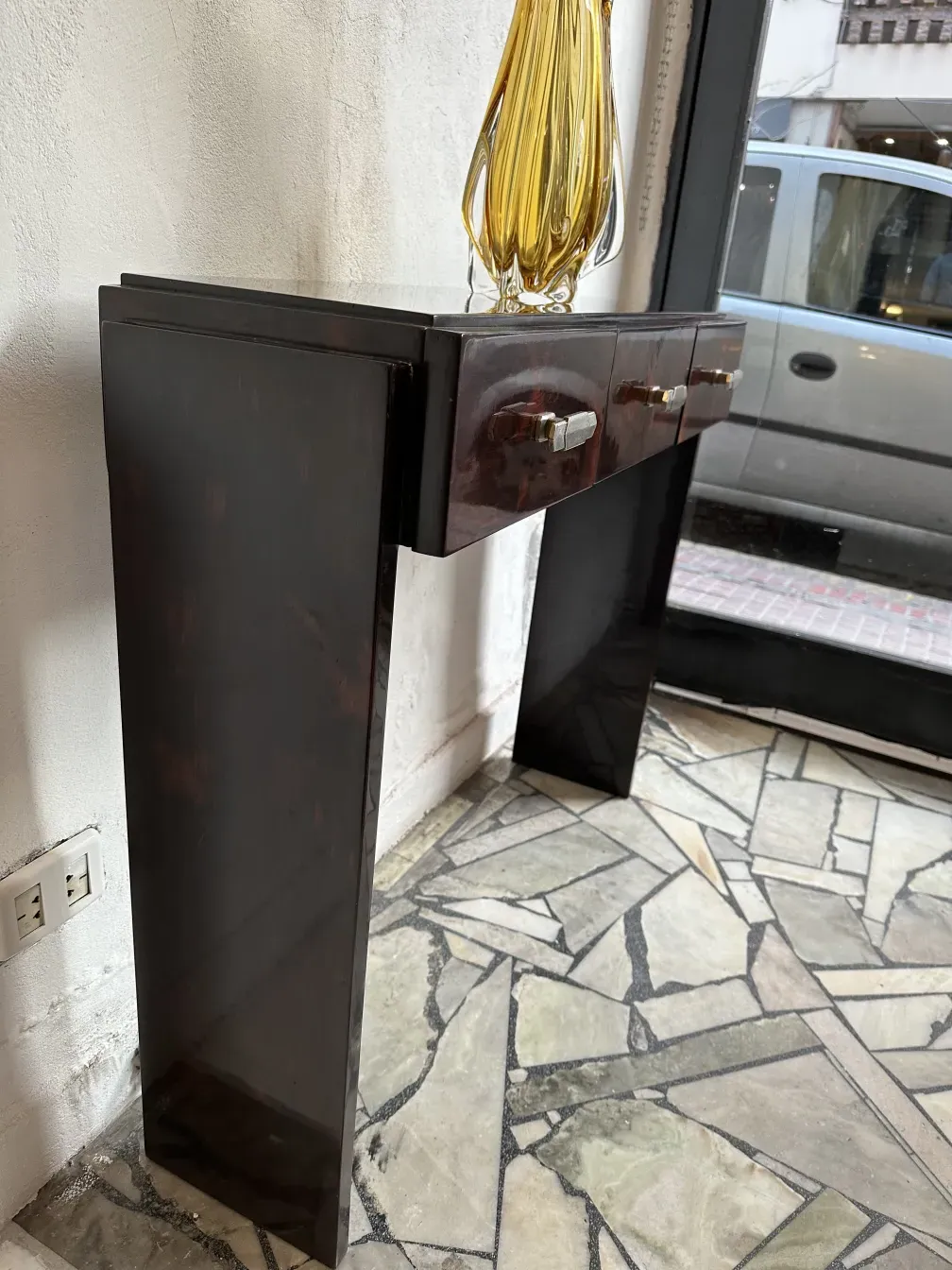 duas consolas antigas elegantes com gavetas