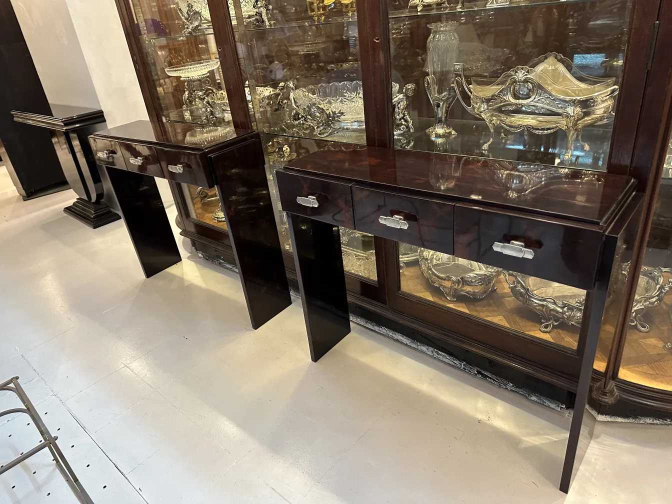 dos consolas antiguas con cajones, presentadas elegantemente