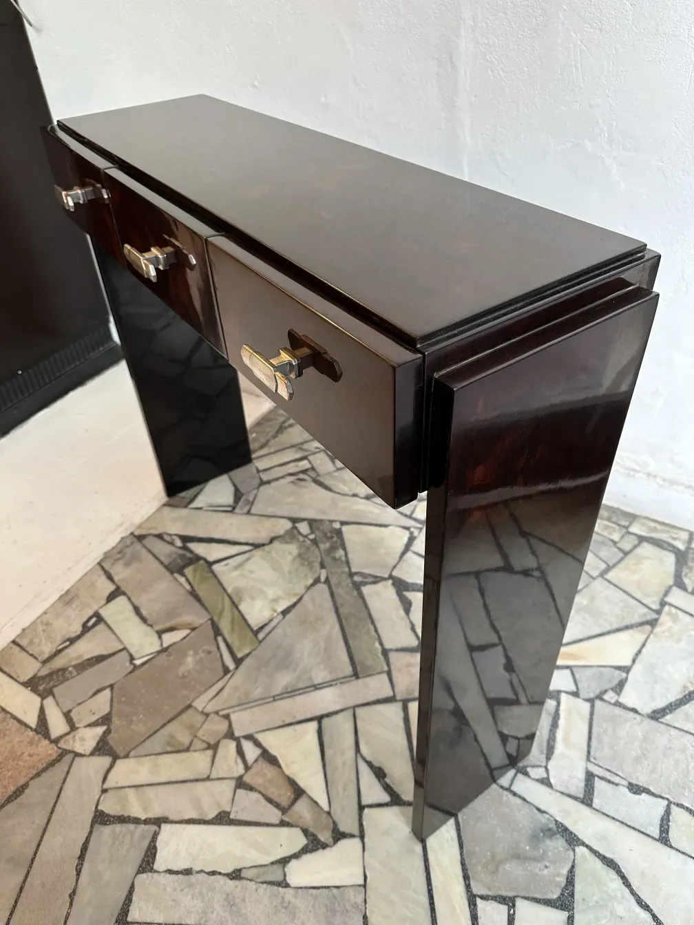 due consolle antiche con finiture eleganti