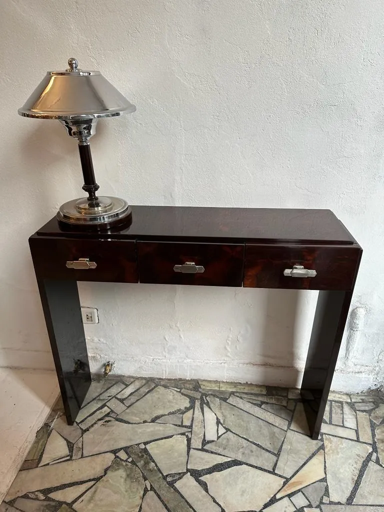 duas consoles antigas com lâmpada em um ambiente elegante