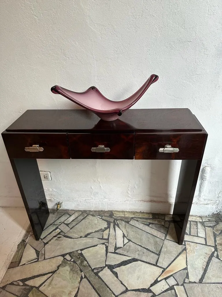 Duas consoles antigas com puxadores prateados em ambiente neutro