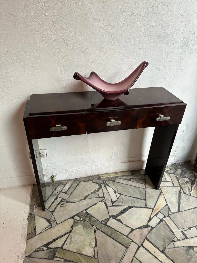 세 개의 서랍이 있는 고전 콘솔 테이블, 중립적인 환경에서