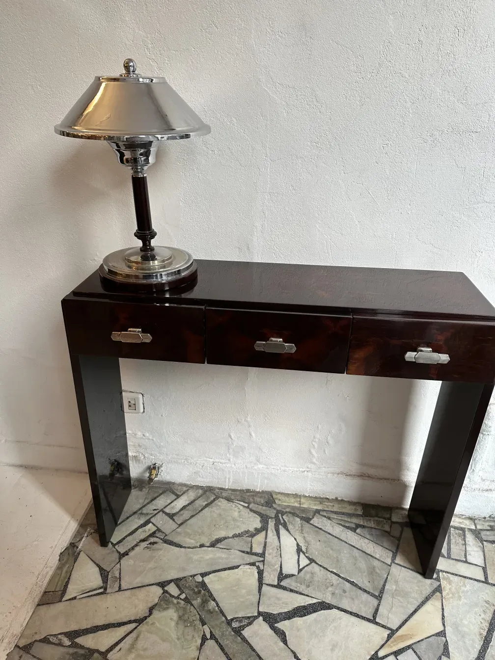 due consolle antiche con design elegante, una lampada accanto