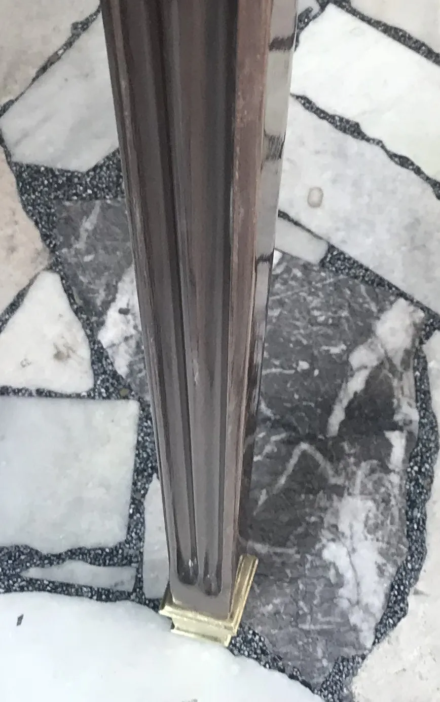 Mesa de jantar antiga Art Deco para 4 pessoas com base decorativa.