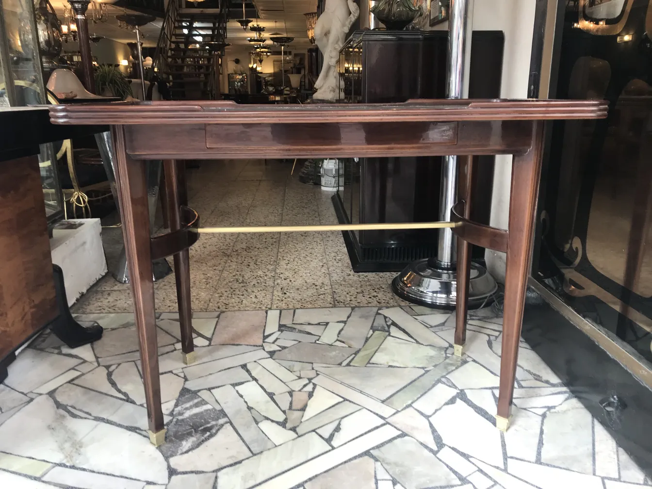 console antiga com pernas elegantes e design distinto, em um ambiente sofisticado