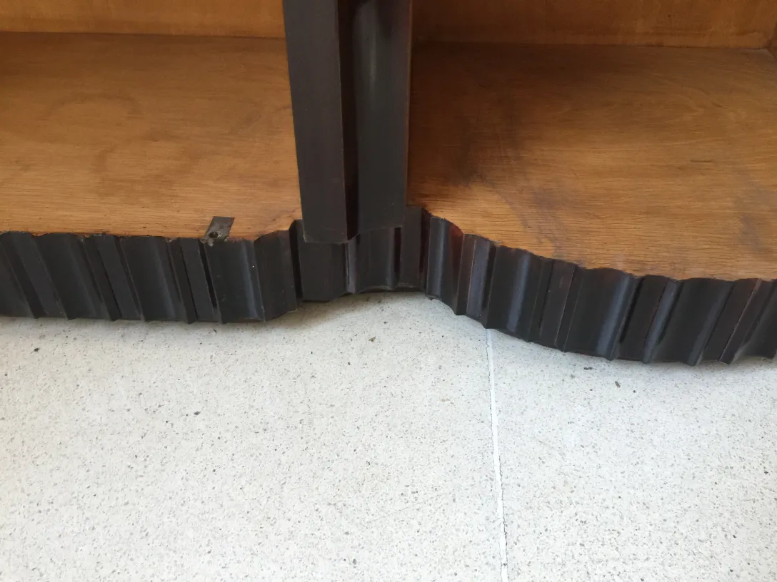 detail eines antiken bücherregals mit geschwungenem design