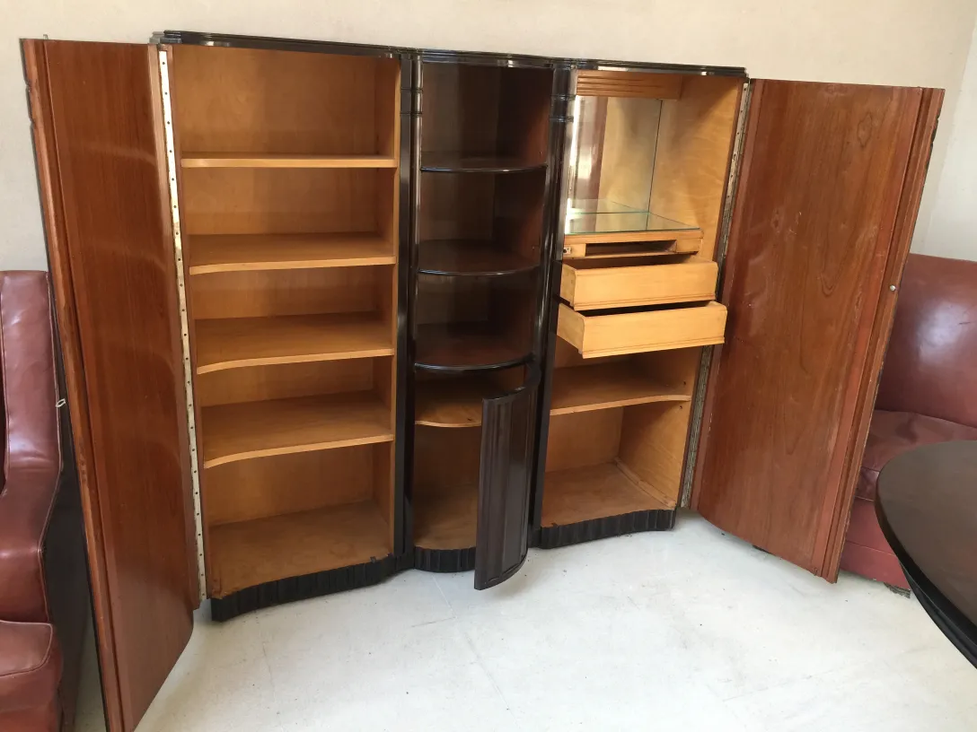 bibliothèque ancienne avec étagères ouvertes et fermées, ambiance chaleureuse