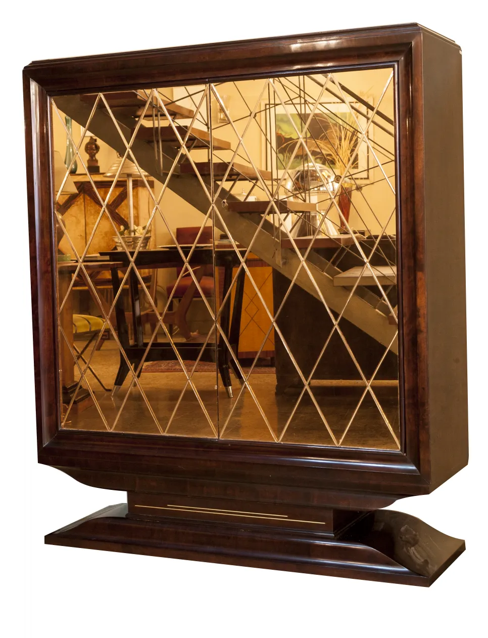 Libreria antica con specchio, stile classico, atmosfera accogliente.