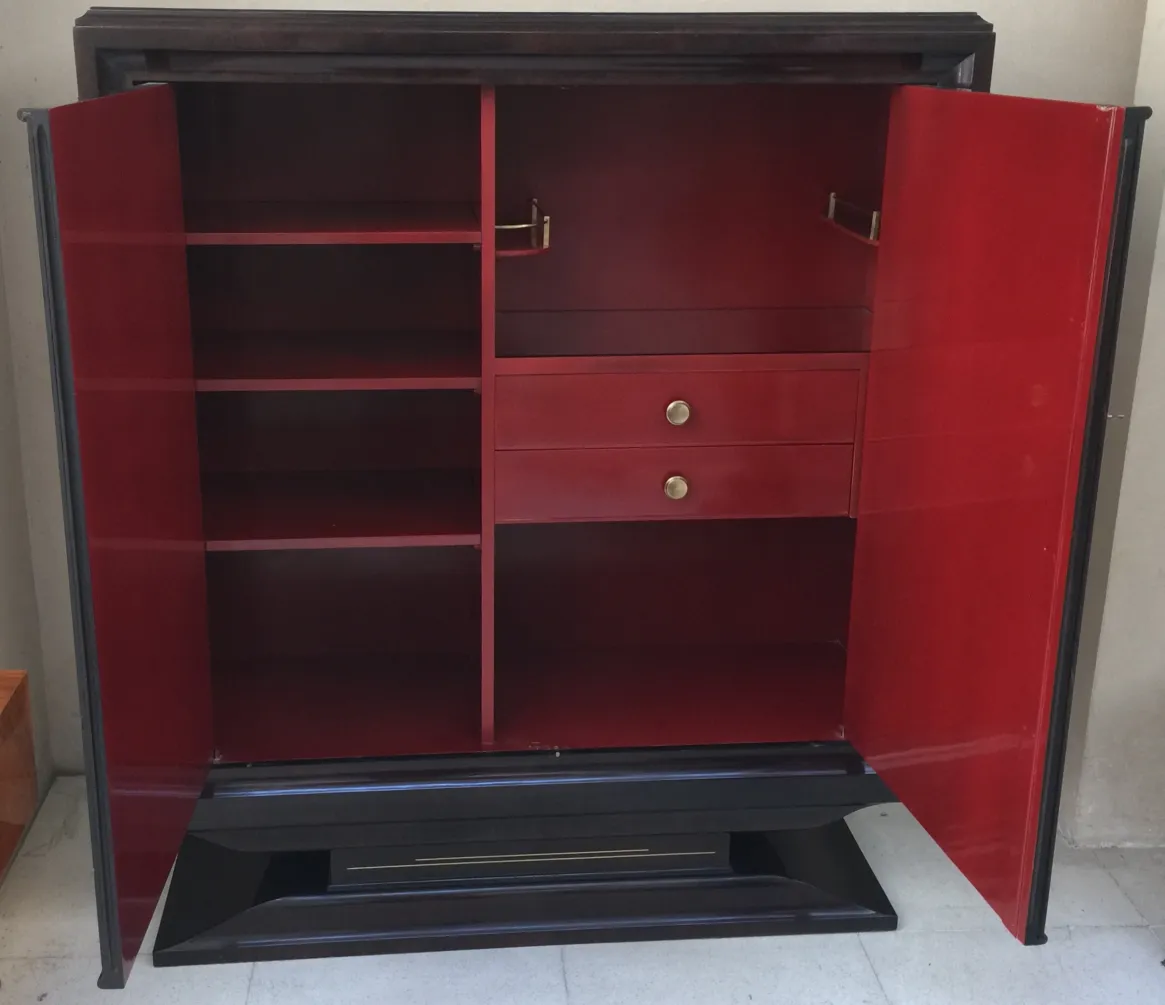 bibliothèque ancienne avec étagères et tiroirs rouges