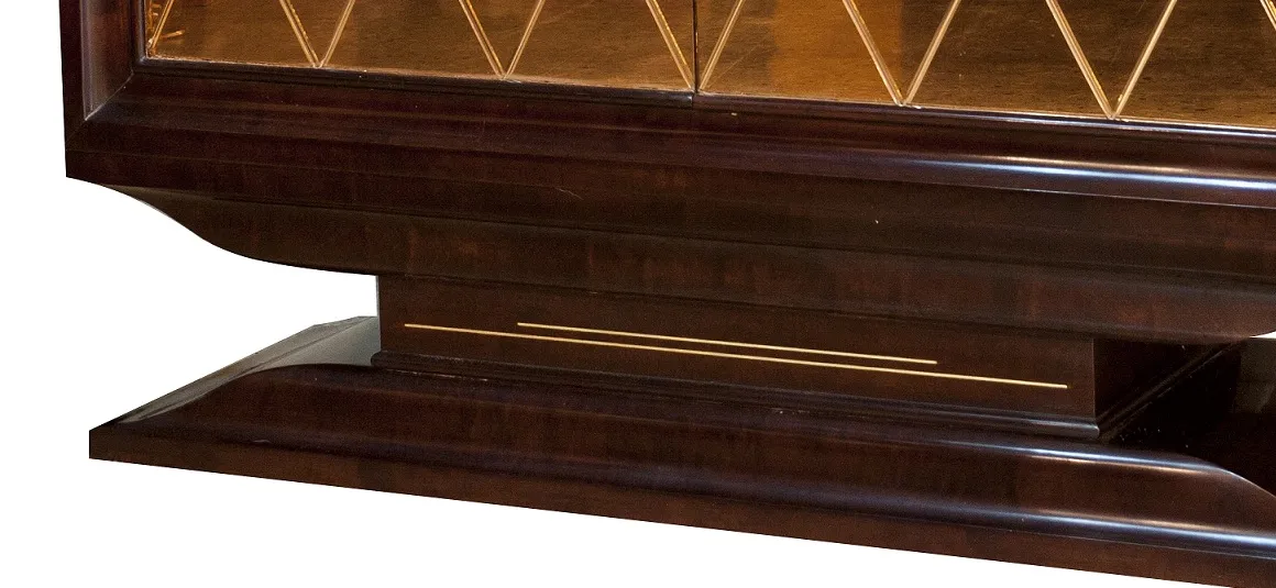 libreria antica con design classico, dettagli eleganti e sfondo decorativo