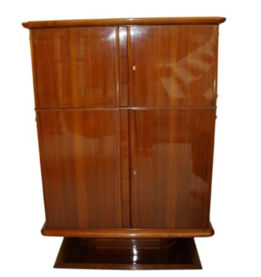 Bibliothèque ancienne avec portes et étagères en bois poli, élégante.